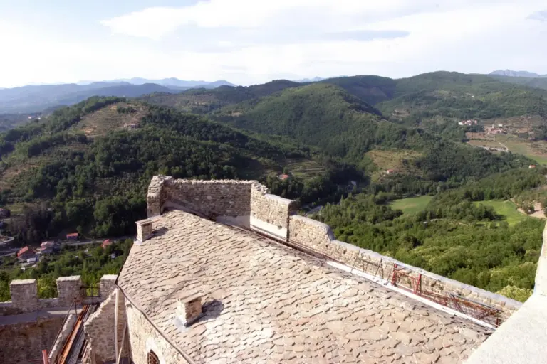 Castello dell'Aquila 8