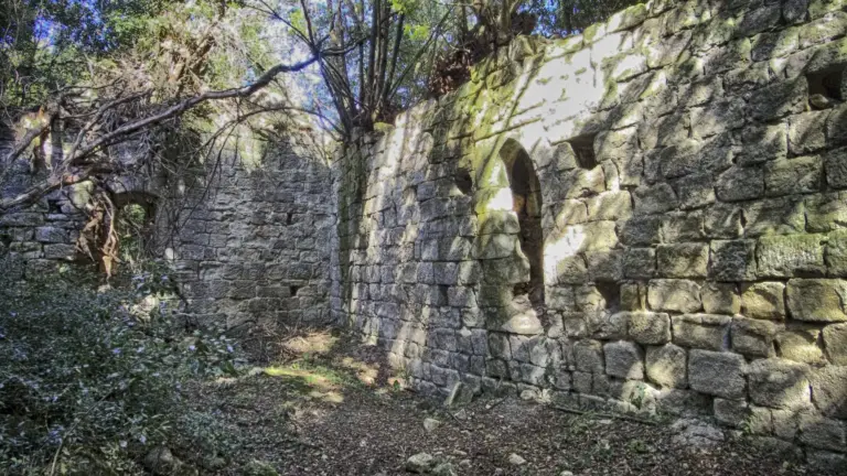 Cripta di Giugnano - Abbazia di San Salvatore 3