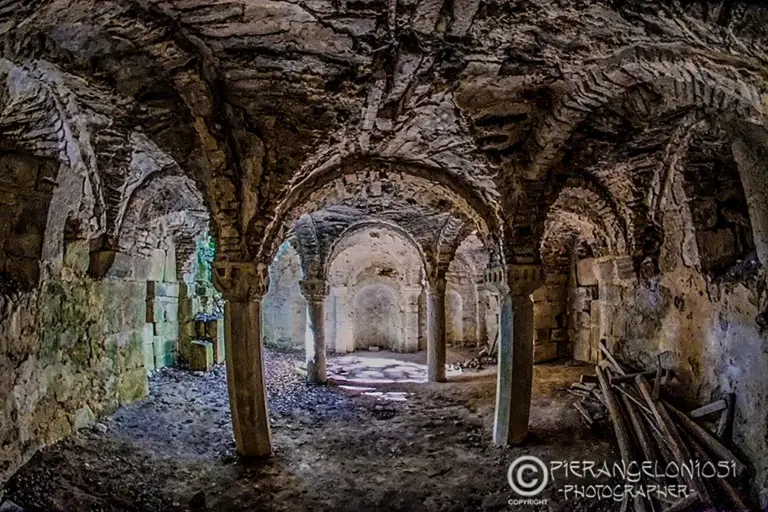 Cripta di Giugnano - Abbazia di San Salvatore 8