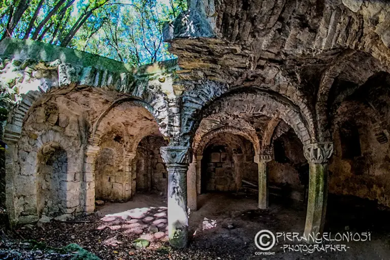 Cripta di Giugnano - Abbazia di San Salvatore 9