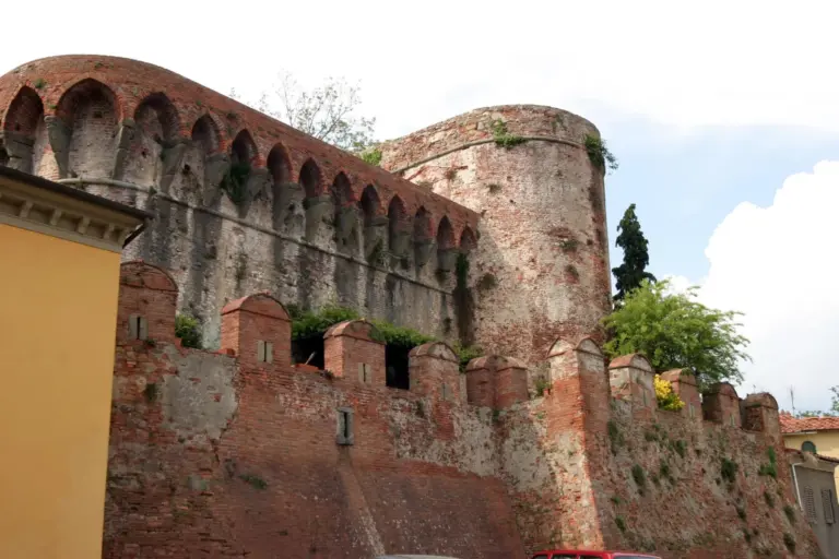 Rocca del Cerruglio e Mura di Montecarlo 2
