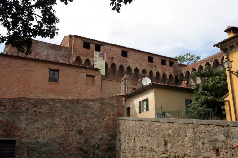 Rocca del Cerruglio e Mura di Montecarlo 3