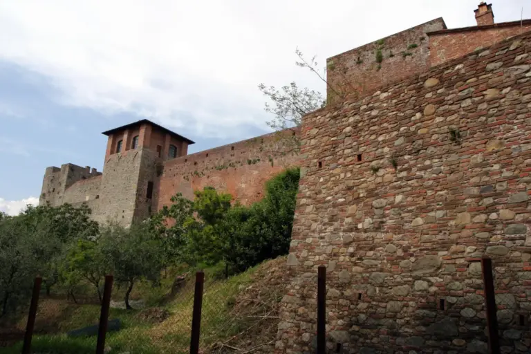 Rocca del Cerruglio e Mura di Montecarlo 16