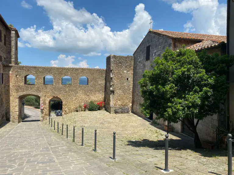 Montemerano - Castello e Mura 3