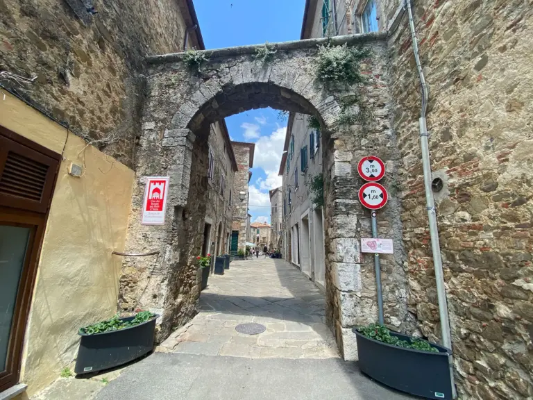 Montemerano - Castello e Mura 8