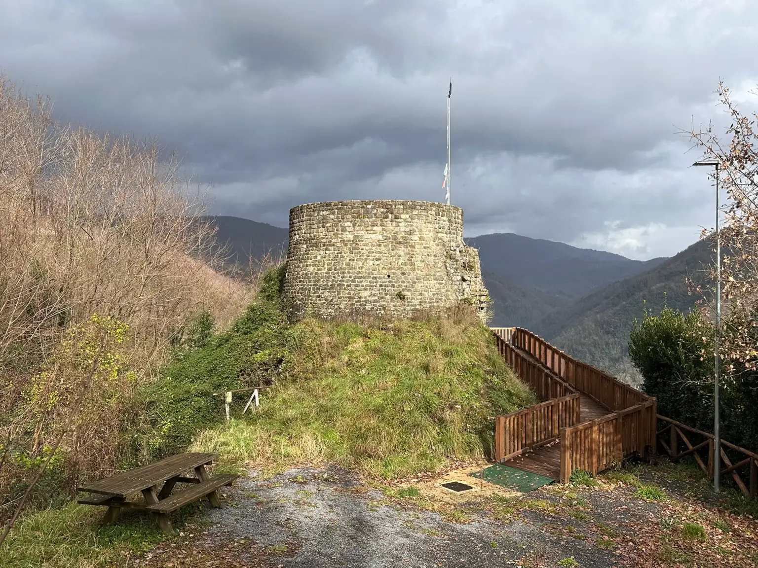 Rocca di Villa Basilica 1